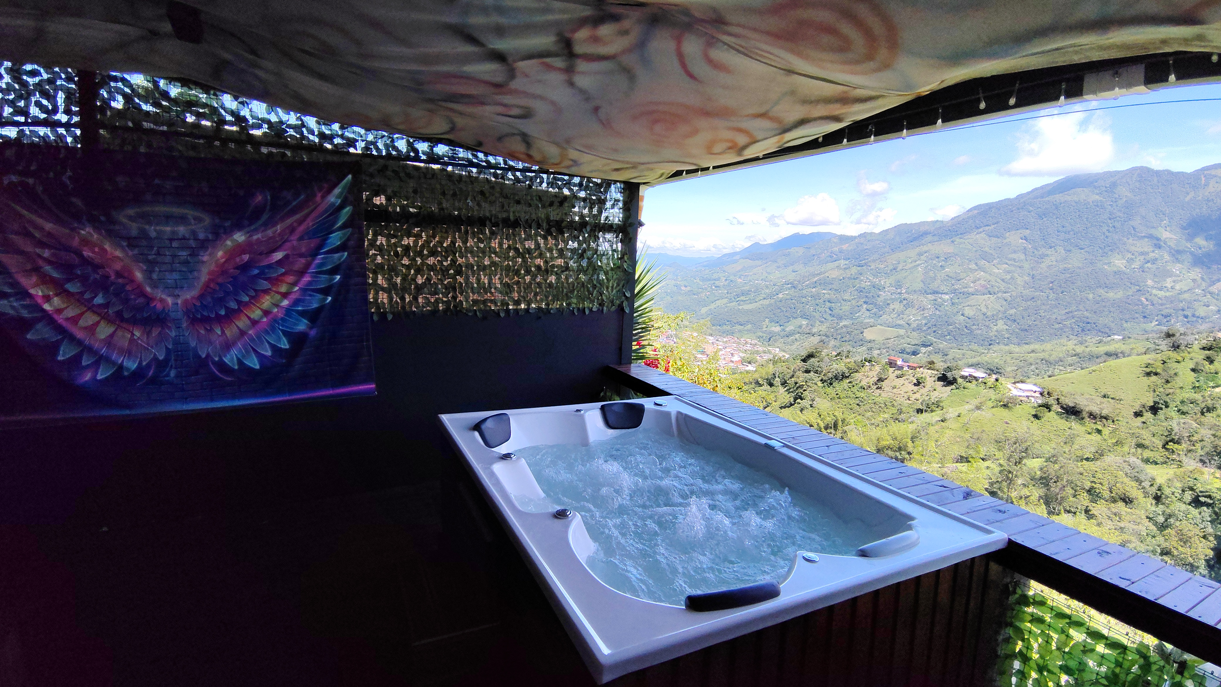 Cabaña Gualanday Glamping con piscina privada y jardines tropicales en Cocorná
